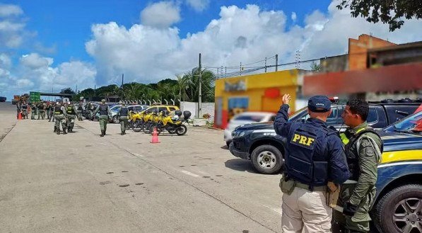 Imagem dos agentes da PRF após a prisão dos suspeitos