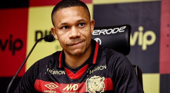 Imagem do atacante Wellington Silva em entrevista coletiva no Sport