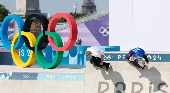 Tony Hawk e Mark Gonzalez visitam o skate park