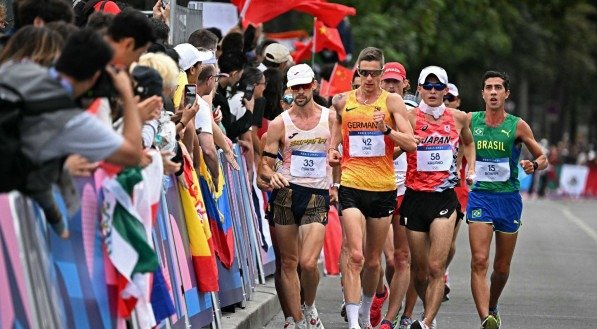 Atletas da marcha atlética de revezamento misto em Paris 