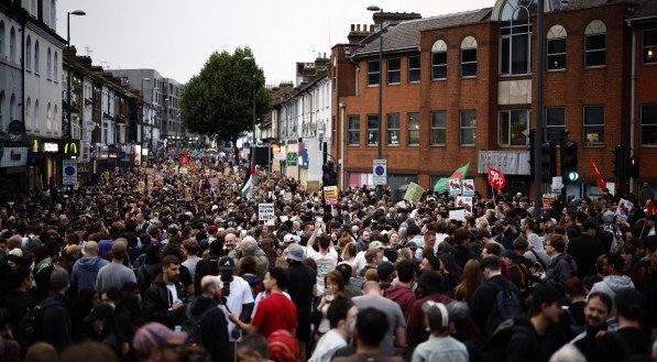 Milhares de manifestantes protestam contra o racismo em várias cidades do Reino Unido
