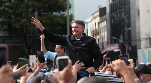 Ex-presidente Jair Bolsonaro (PL) e o candidato a Prefeitura do Recife Gilson Machado (PL) em carreata no centro do Recife