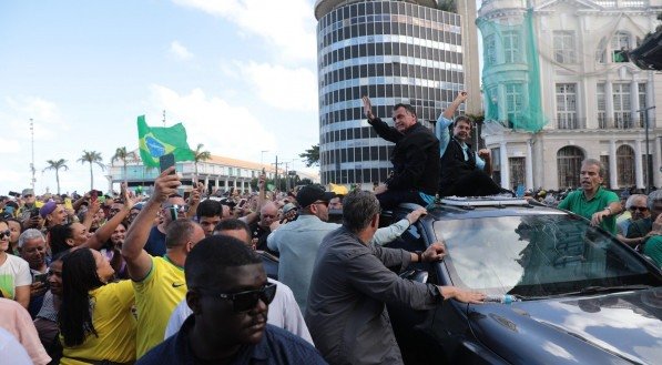 Ex-presidente Jair Bsolsonaro (PL) e o candidato a Prefeitura do Recife Gilson Machado (PL) realizaram passeata no centro do Recife