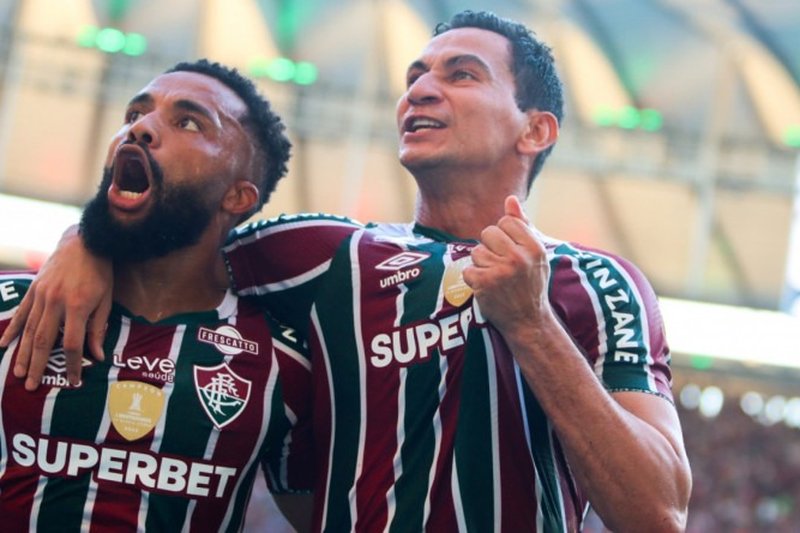 Imagem de Ganso abraçado com Samuel Xavier