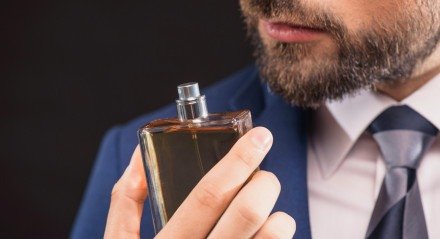Imagem ilustrativa de um homem passando perfume!