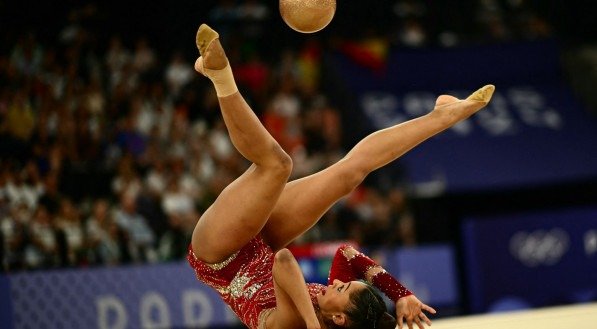 Bárbara Domingos na ginástica rítmica nas Olimpíadas de Paris