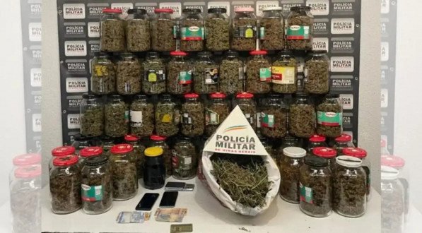Potes com 'supermaconha' que foram encontrados 