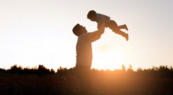 Imagem ilustrativa para o Dia dos Pais, que mostra pai brincando o filho pequeno