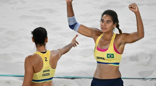 Imagem de Duda e Ana Patrícia na final do vôlei de praia feminino nos Jogos de Paris 2024