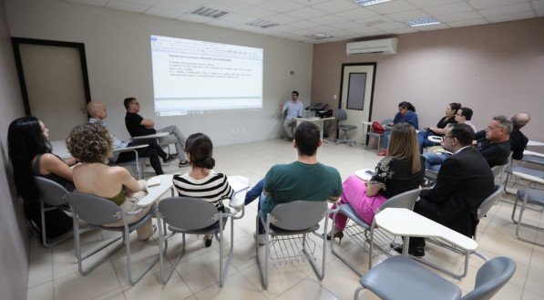 O sorteio para definir a ordem de apresentações teve a presença da produção do debate e das assessorias dos candidatos