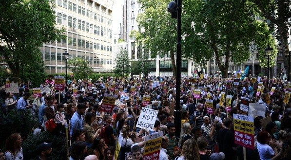 Manifestações em todo o Reino Unido para denunciar a violência racista
