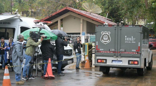 Corpos são retirados do avião que caiu em Vinhedo
