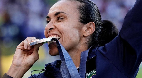 Imagem de Marta com a medalha de prata na Olimpíada