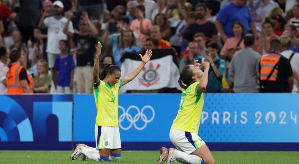 Imagem das jogadoras do Brasil de joelhos no campo em um dos jogos nas Olimpíadas 2024