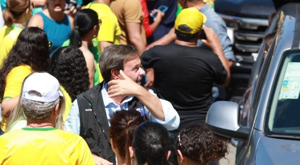 Candidato à Prefeitura do Recife, Gilson Machado seguiu em caminhada acompanhando carreata pela Avenida Boa Viagem