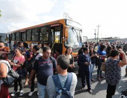 Primeiro dia de greve dos motoristas de ônibus, nesta segunda-feira (12)