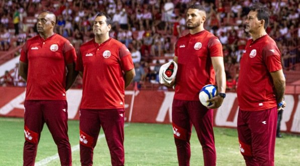 Imagem do preparador de goleiro Gilberto, no canto direito da foto, ao lado de outros integrantes da comissão técnica do Náutico