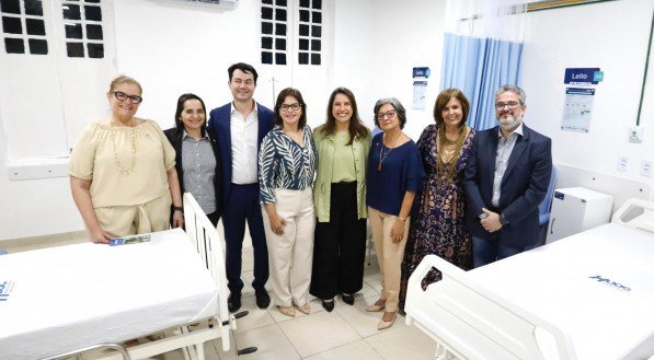 Durante a visita, a chefe do Executivo estadual conversou com pacientes e funcionários do HUOC e visitou as instalações da unidade