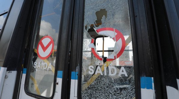 A determinação foi dada pelo desembargador Fábio André de Farias, que também proibiu os rodoviários de realizar bloqueios em frente às garagens de ônibus