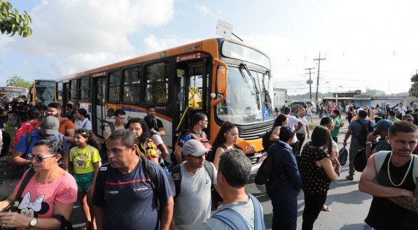 Longas filas e atua&ccedil;&atilde;o da PM na manh&atilde; desta segunda-feira marca in&iacute;cio da greve dos &ocirc;nibus, no TI PE-15