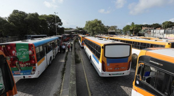 Apenas 23% dos &ocirc;nibus est&atilde;o circulando na RMR. No TI PE-15, passageiros esperam em longas filas