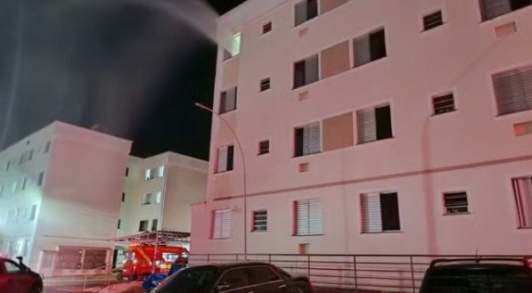 Uma tragédia abalou o Bairro Aclimação, em Uberlândia, neste domingo (11). Quatro membros de uma mesma família foram encontrados mortos dentro do apartamento onde moravam. 