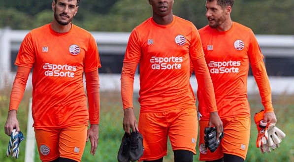 Imagem de Jefferson Rom&aacute;rio entre os outros dois goleiros Deivity e Lucas Maticoli em treino do N&aacute;utico