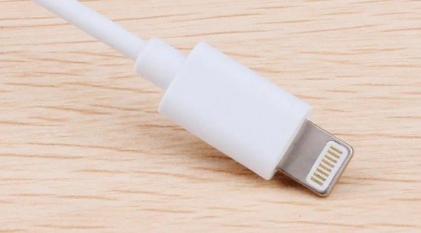 Sa&iacute;da de cabo USB.