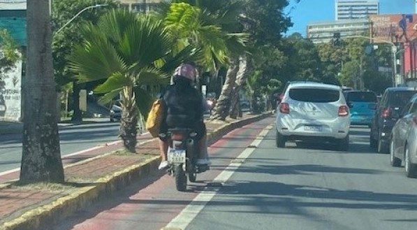 Ciclofaixas se transformaram em motofaixas