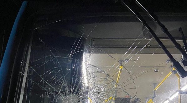 Urbana-PE afirma que tr&ecirc;s &ocirc;nibus foram depredados e motorista foi amea&ccedil;ado por pessoas encapuzadas