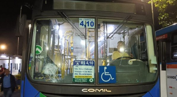 Urbana-PE afirma que três ônibus foram depredados e motorista foi ameaçado por pessoas encapuzadas