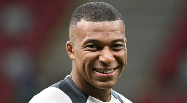 Imagem de Mbappé sorrindo em estreia pelo Real Madrid