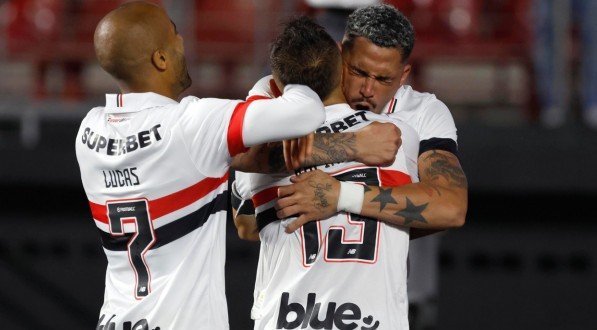 Imagem dos jogadores do São Paulo abraçados