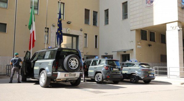 Imagem de viaturas da polícia durante operação contra máfia italiana