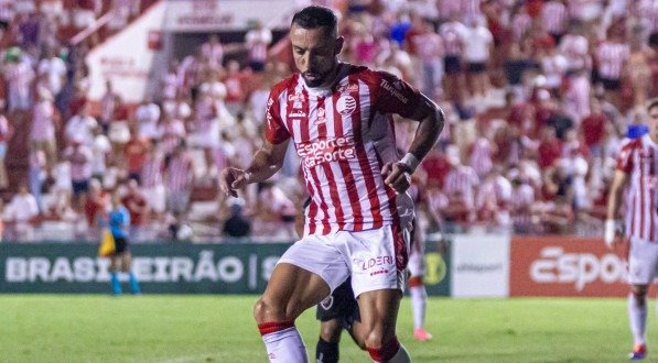 Imagem do atacante Paulo Sérgio em ação pelo Náutico na Série C