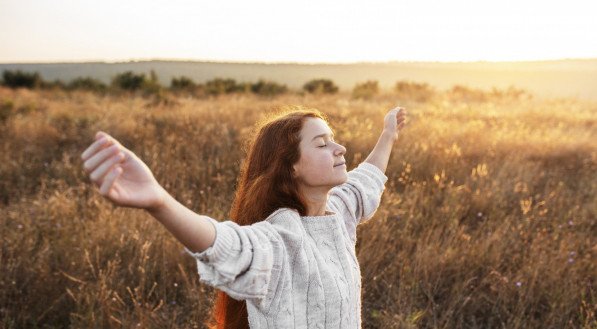 Imagem de jovem feliz e com sensação de liberdade