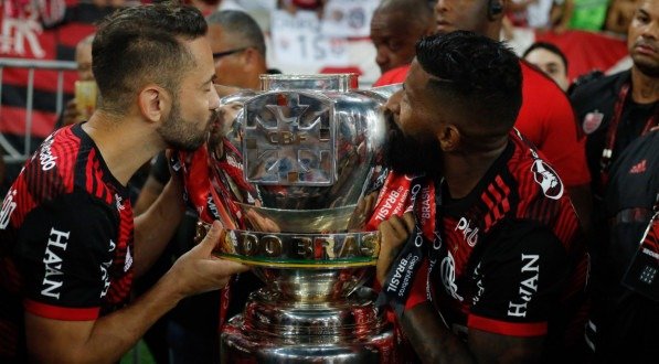 Imagem de Diego Ribas e Rodinei beijando a taça da Copa do Brasil