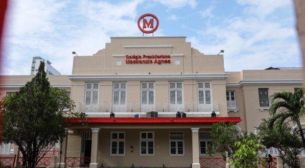 Casa principal, na Rui Barbosa, Zona Norte do Recife, j&aacute; ostenta as cores e a marca do tradicional Mackenzie