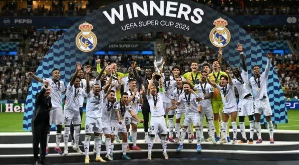 Foto dos jogadores do Real Madrid comemorando título da Supercopa da UEFA