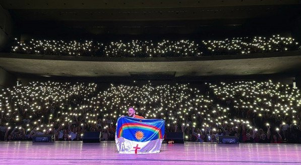 O comediante segue por turnê na Europa após show em Recife