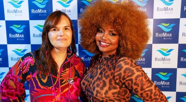 Denielly Halinski, gerente de Marketing do RioMar Recife, com Gaby Amarantos, no show de abertura da Expo Preta