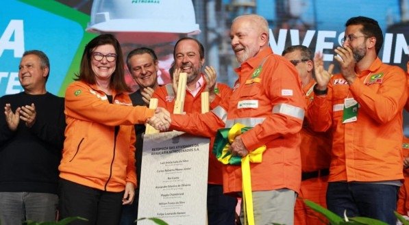 O presidente Lula da Silva, e a presidente da Petrobras, Magda Chambriard,na retomada das atividades da ANSA.