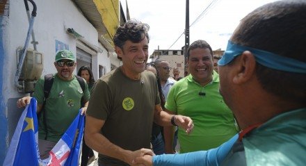 Daniel Coelho (PSD) visita o bairro da Várzea em segundo dia de campanha à Prefeitura do Recife