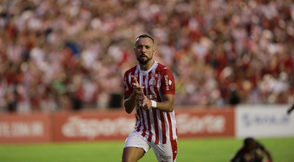 Imagem do atacante do Náutico, Paulo Sérgio, que é a esperança de gols contra o Londrina