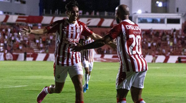 Imagem do volante Marco Antônio comemorando gol pelo Náutico com o meia Patrick Allan