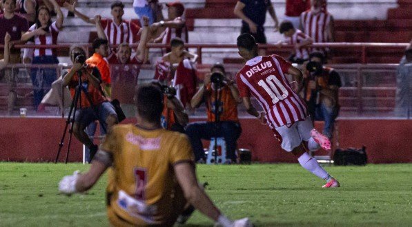 Imagem do atacante Gustavo Maia correndo para comemorar gol com a torcida do Náutico