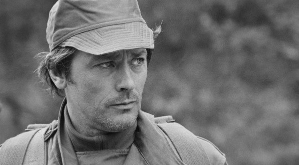 O ator francês Alain Delon durante as filmagens de "Le toubib" dirigido por Pierre Granier Deferre, em Sissonne, centro da França, em 1979
