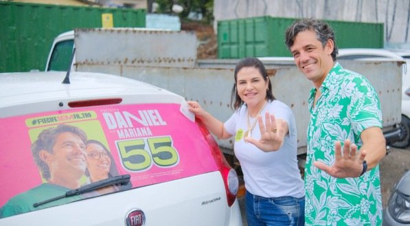 Daniel Coelho e Priscila Krause em adesivaço de carros em Boa Viagem