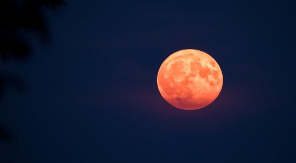 Superlua na noite desta segunda-feira (19)