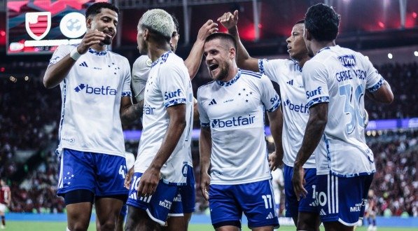 Imagem dos jogadores do Cruzeiro se cumprimentando